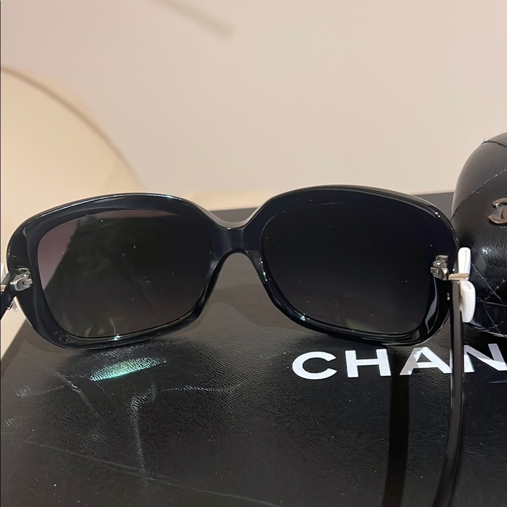 Chic Chanel bow Black Sunglasses - Picture 4 of 9